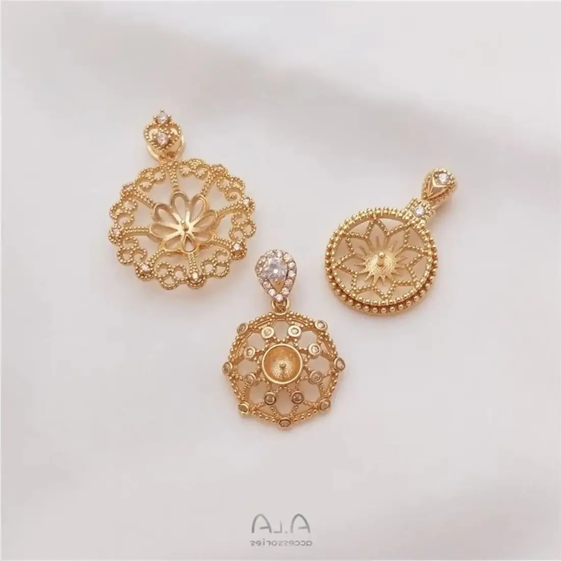 

14K Gold-coated Zircon Eight-awn Star Lace Round Half-hole Beaded Pendant Diy Crystal Pearl Necklace Empty Holder D043