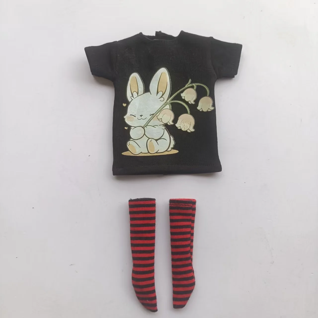 Handgefertigte OB24 1/6 Puppenkleidung, Cartoon-Print Kurzarm-T-Shirt + gestreifte Socken, kann als Zubehör für 1/6 Puppen verwendet werden. – Detail 17