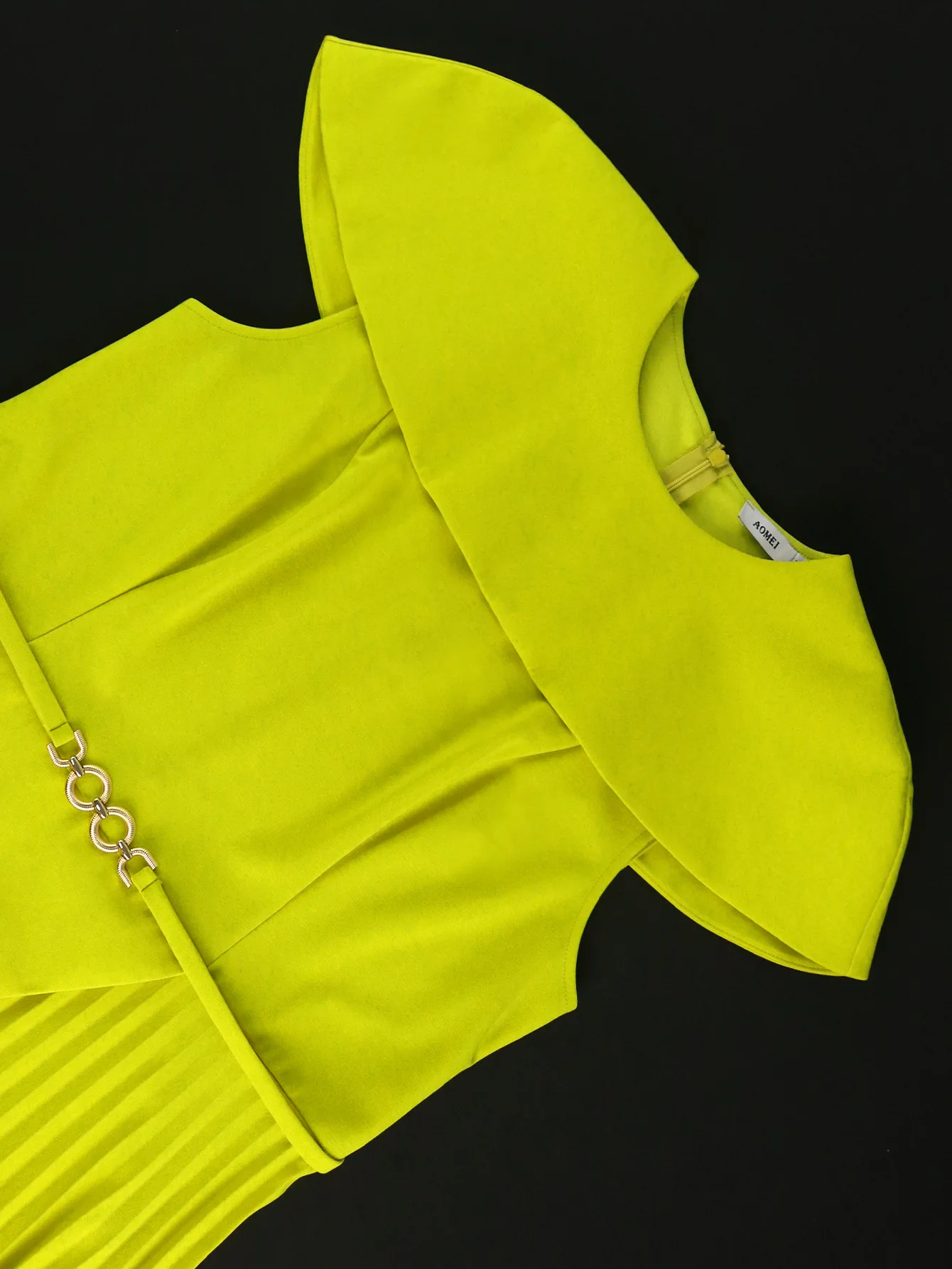 Abito con maniche a mantella con temperamento di grandi dimensioni Primavera Estate 2025 Abito da sera plissettato con ombreggiatura di carne per banchetti alla moda