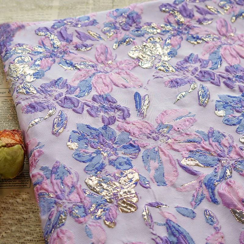 

Окрашенная в пряже золотой цветок, розовая, фиолетовая рельефная жаккардовая ткань, высококачественная ткань, женское платье, юбка, жилет, декоративная швейная ткань
