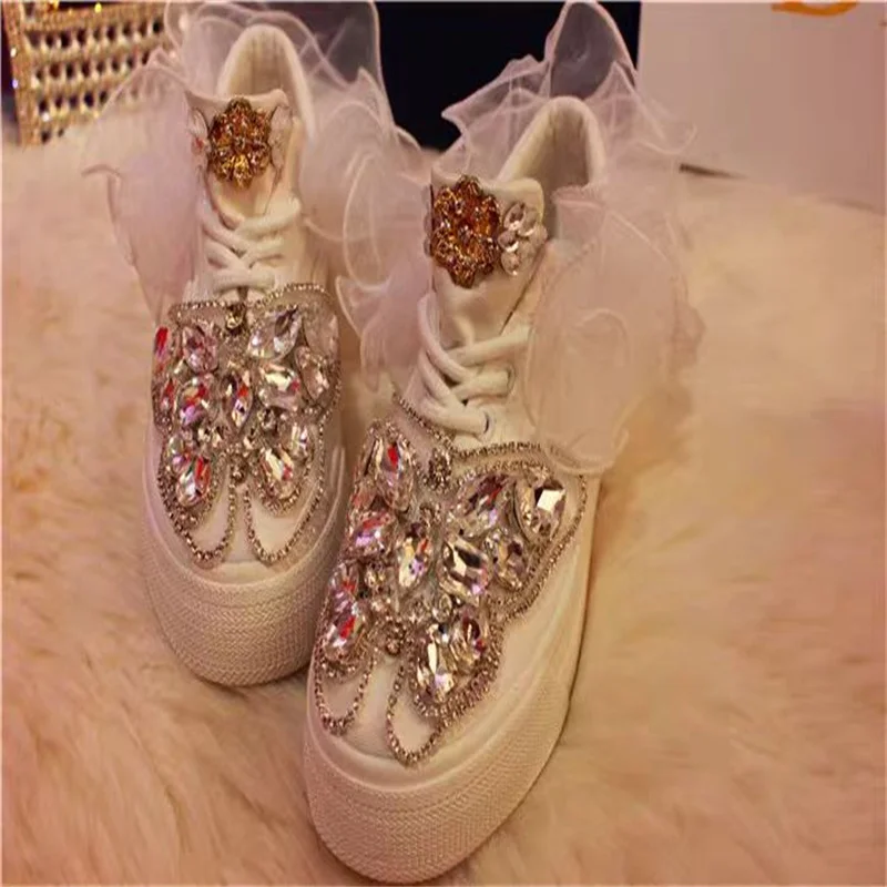 أحذية قماشية مصنوعة يدويًا من حجر الراين والأحجار الكريمة والدانتيل صناعة ثقيلة مقاس كبير أحذية نسائية غير رسمية بيضاء منخفضة الأعلى 35-40