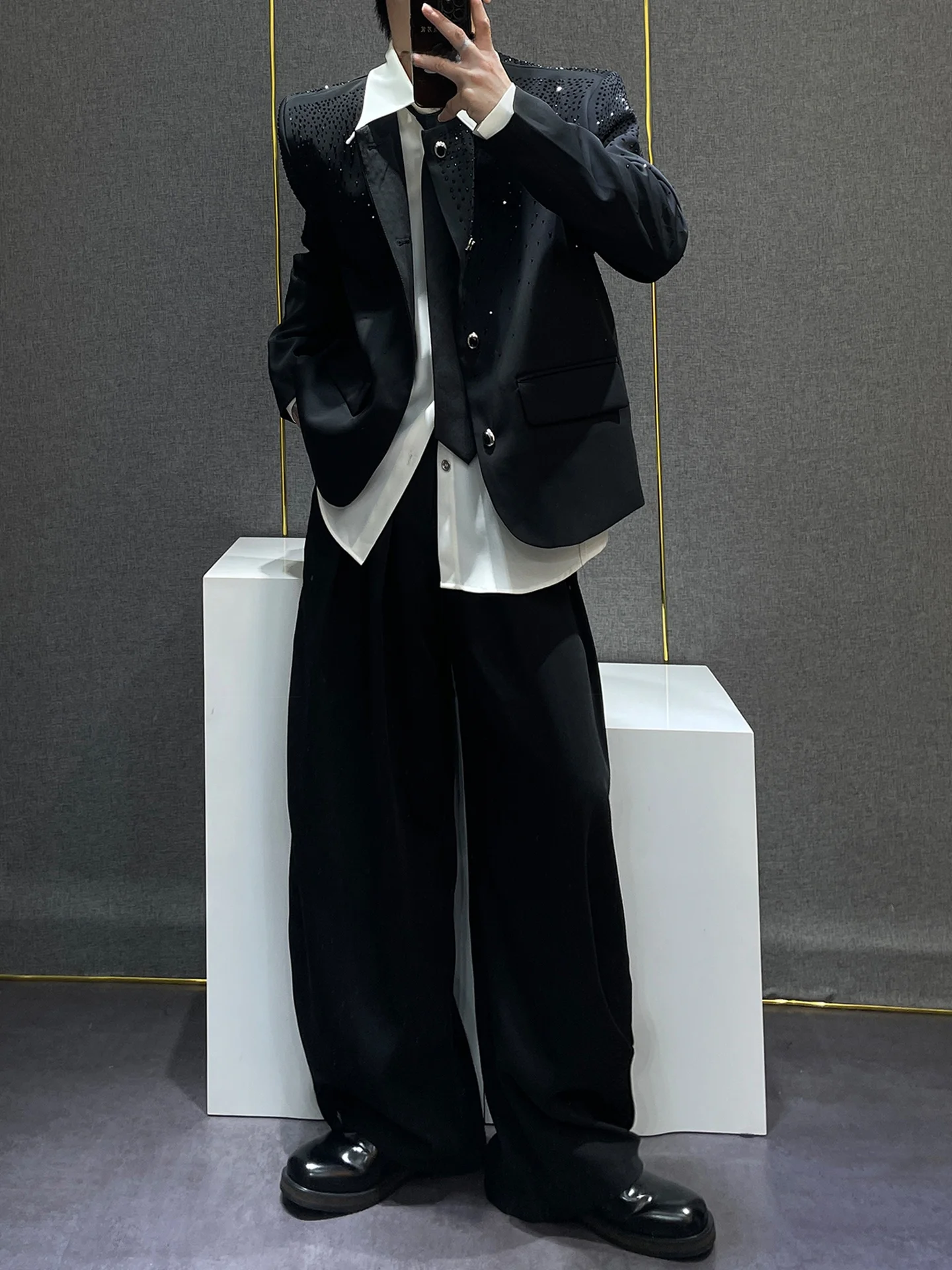 

Модный городской мужской костюм: пиджак и брюки с широкими штанинами, украшенные стразами, комплект из двух предметов, дизайн в стиле минимализм.