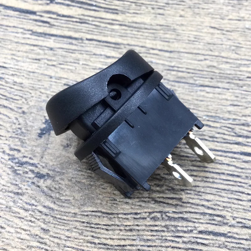 1~5pcs/lot boat-shaped switch R13-211 is a 2-pin 2-position power switch with a cap and a 20MM opening