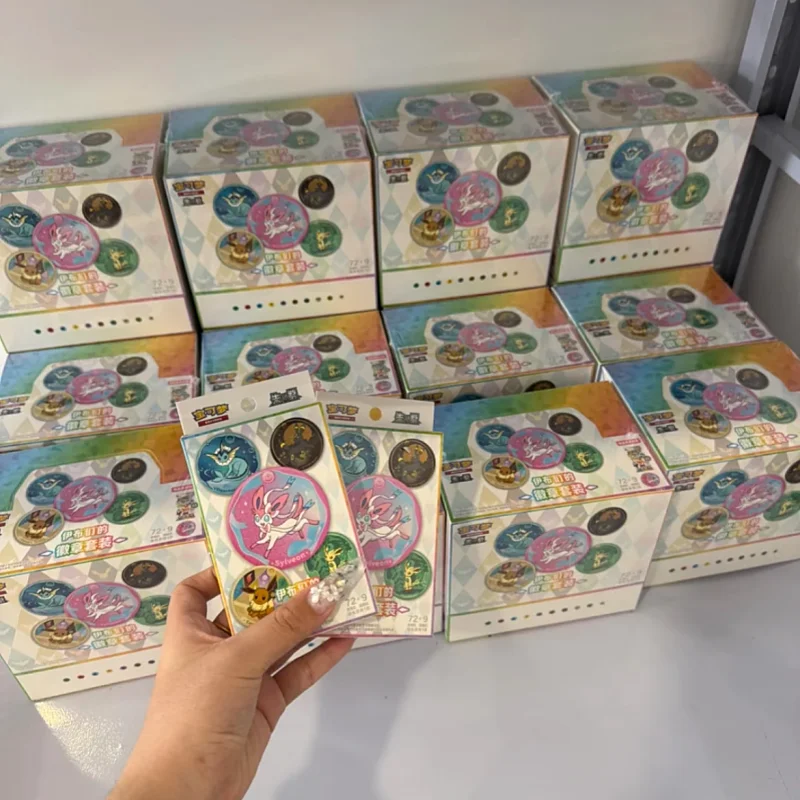 Auf Lager: Original Pokémon PTCG Gathering Eeveelutions Abzeichen-Sammlung, zufällige Metallabzeichen & SV Booster-Packs Sammelkarten