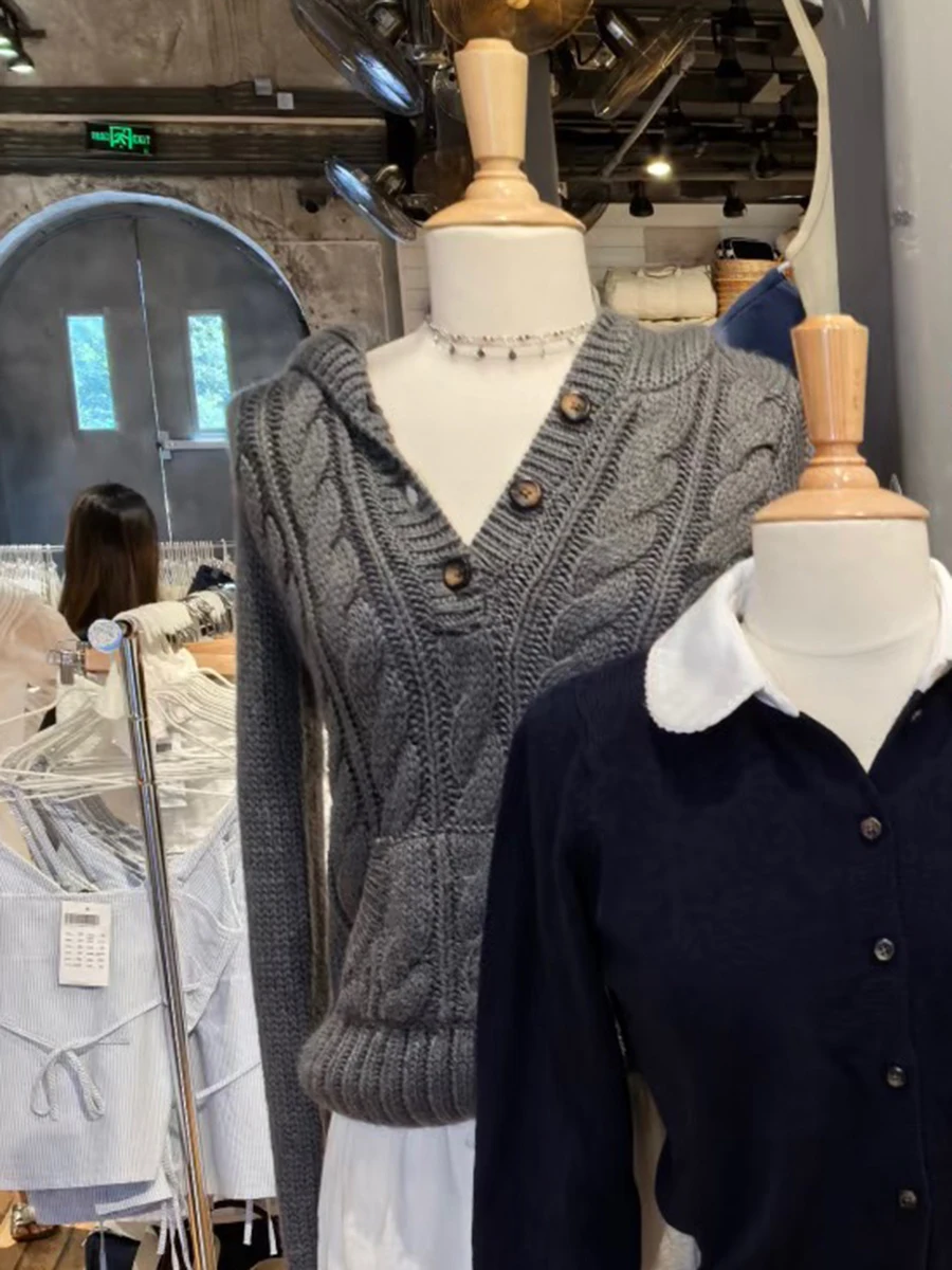 

Темно-серый витой свитер с капюшоном, женский тонкий джемпер с тремя пуговицами и длинными рукавами, осенний винтажный повседневный модный вязаный свитшот