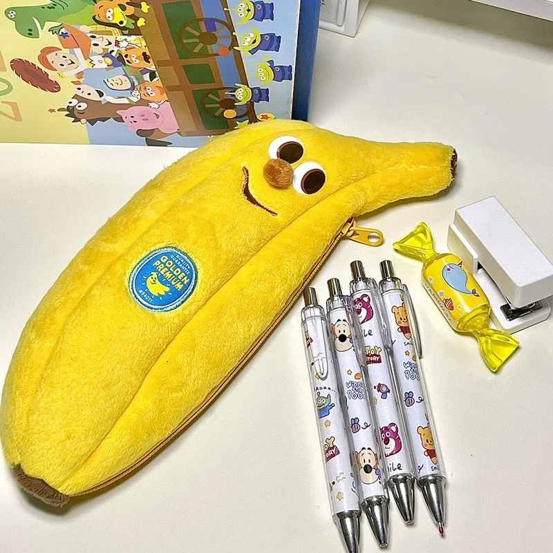 Bolsa para bolígrafos de plátano de dibujos animados japoneses, bolsa de almacenamiento de papelería de felpa de gran capacidad para estudiantes, bolsa de maquillaje, caja de lápices creativa, 2025