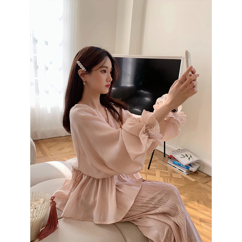

Pink Chiffon irt Cheeseandkisses Spring 2026 V-ne Flower Bud Long Sve Lazy Top Korean Sle Loose Fit Pure Color