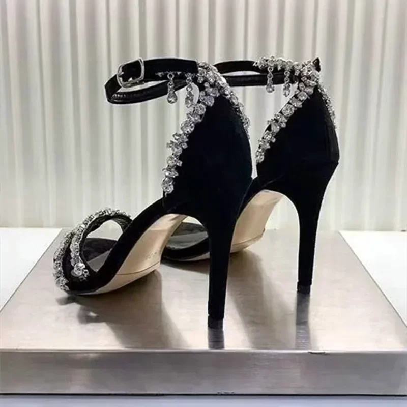 الفاخرة مصمم عالية الكعب النساء بلينغ كريستال سلسلة تصميم الكعب الصنادل حذاء زفاف أنيق فستان الحفلات مضخات zapatos mujer