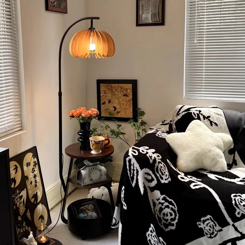 عدد قليل من مصابيح الأرضية بجوار الأريكة الأمريكية القديمة، وغرفة النوم العتيقة في غرفة المعيشة، ورف بجانب السرير للتخزين العمودي #2