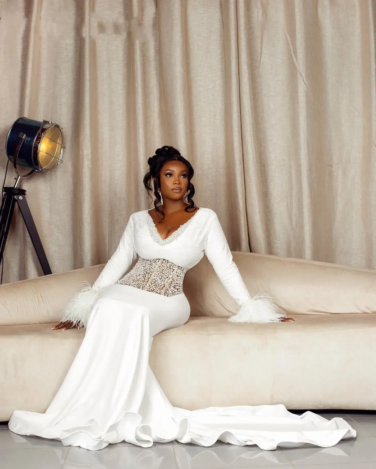 Suknia ślubna z długim rękawem, dekoltem w serek, zdobiona błyszczącymi koralikami, w stylu vintage, syrenka, arabska Aso Ebi, z prześwitującymi cekinami.