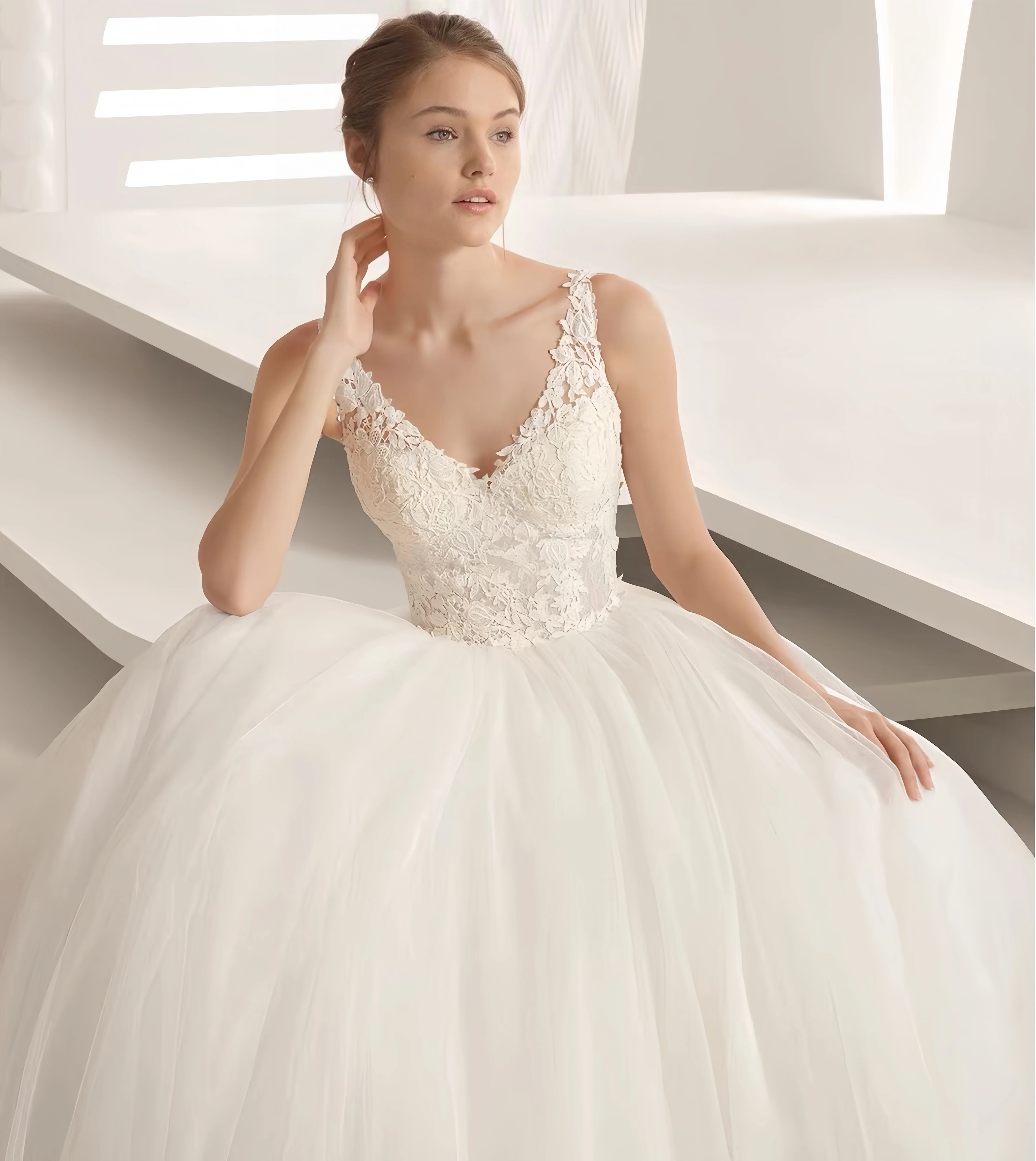 Customized women's wedding dress: elegant V-neck tulle backless bridal dress decals