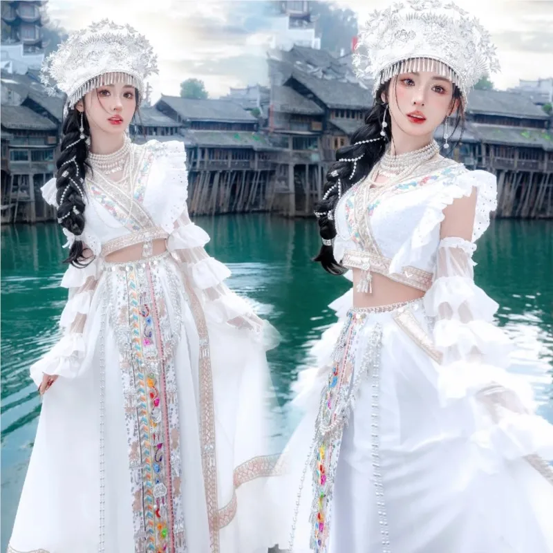 

New travel to take Miao exotic wind clothing photography sense of national art photo