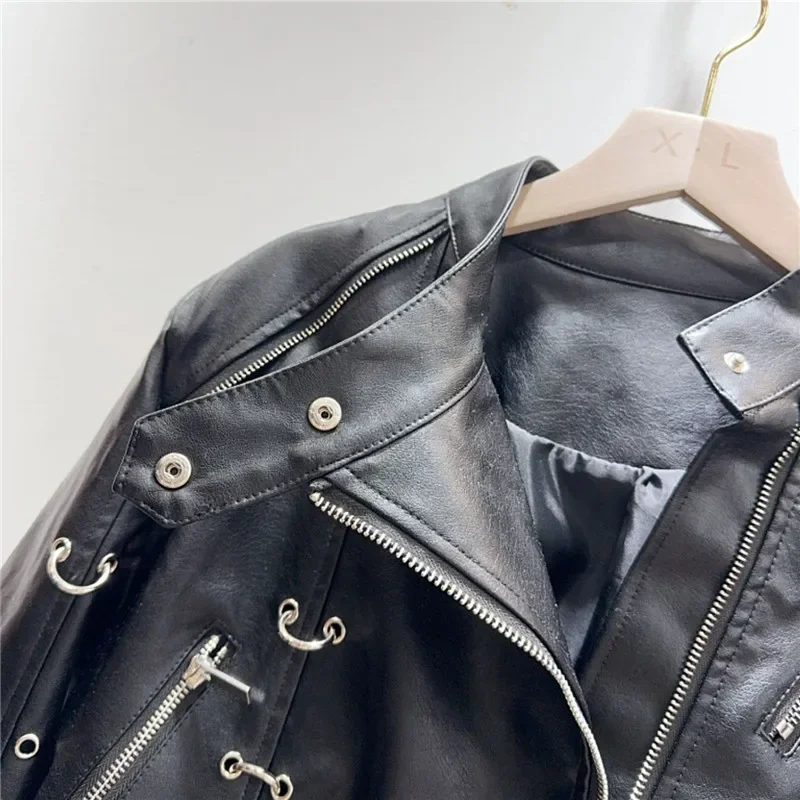 Ropa de calle, chaqueta corta de piel sintética con remaches y anillo a la moda con cinturón, chaqueta de motociclista informal de manga larga con cuello levantado para mujer