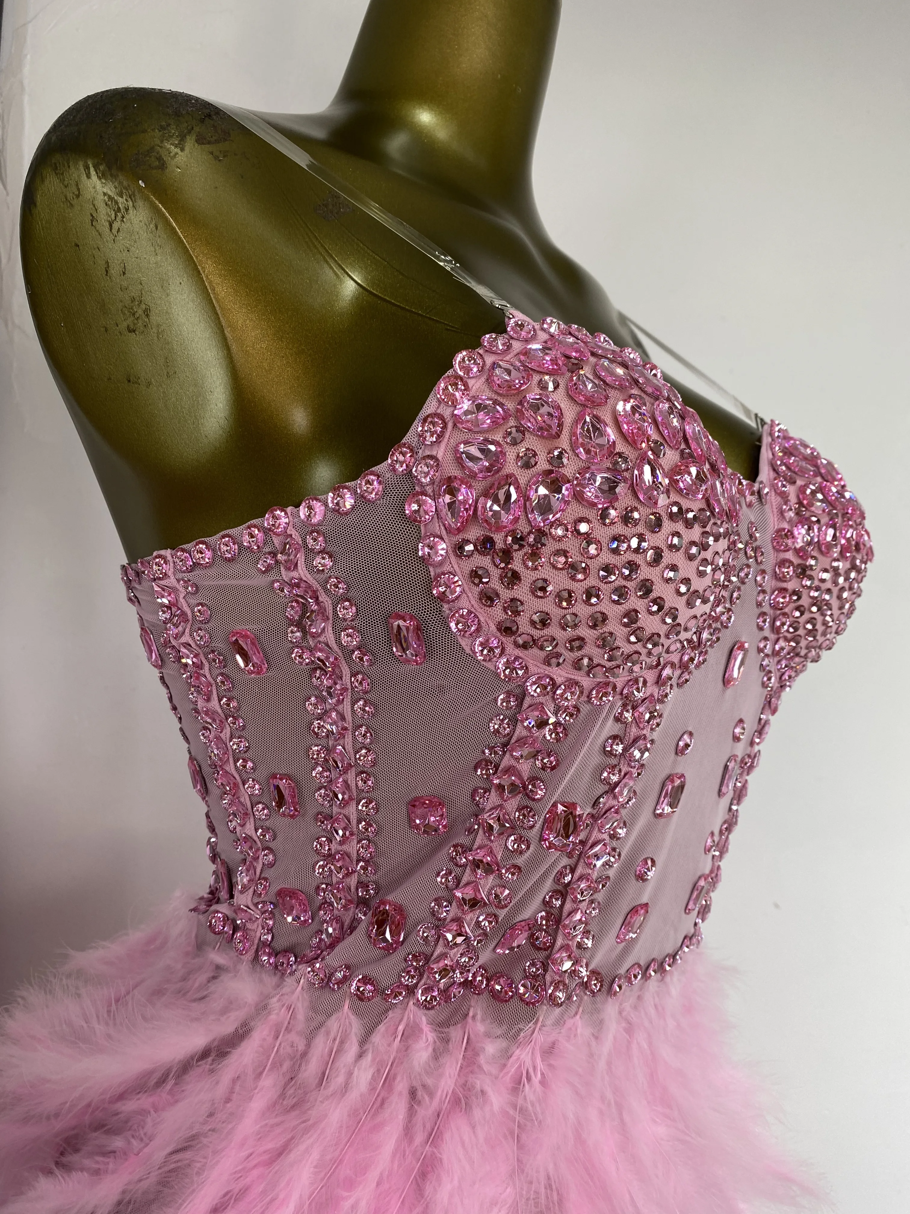 فستان عيد ميلاد وردي فاخر بأحجار الراين والريش مفتوح الساق ماكسي طويل قطعة واحدة للمشاهير رداء حفلات السهرة أزياء المسرح الرسمي