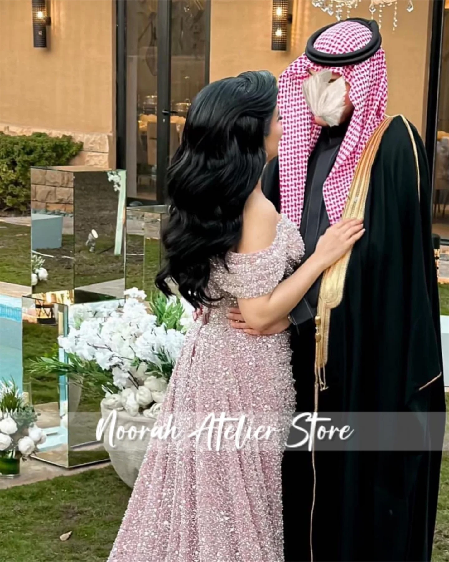 فساتين سهرة دبي مكشوفة الكتف باللون الوردي اللامع 2025 فستان زفاف ذيل فستان حفلات فساتين شورت للمناسبات الخاصة حسب الطلب