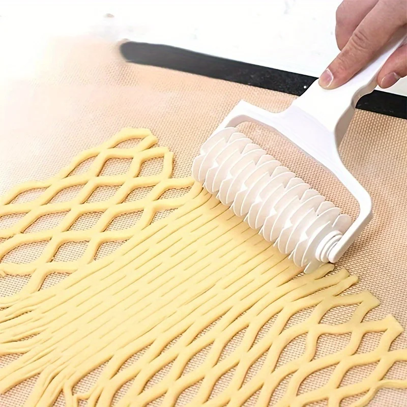 1pc Pie Crust Pattern Cutter is easy to operate, pizza rolls, noodle cutting.