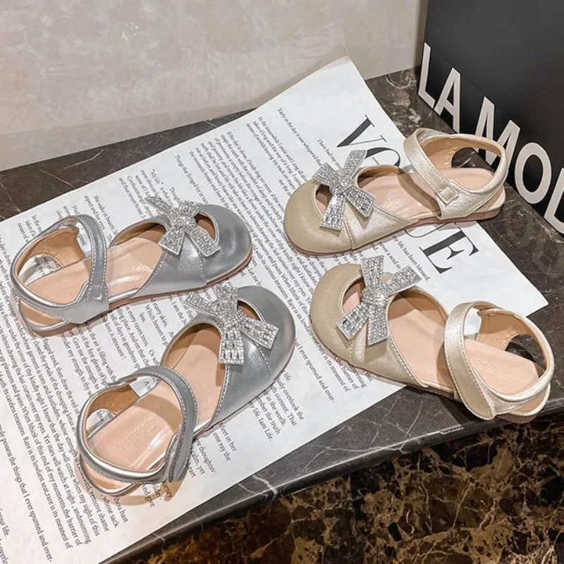 Sandalias con tapa para los dedos de los pies para niñas, zapatos de rendimiento para niños pequeños con lazo, fondo suave, a la moda, combinan con todo