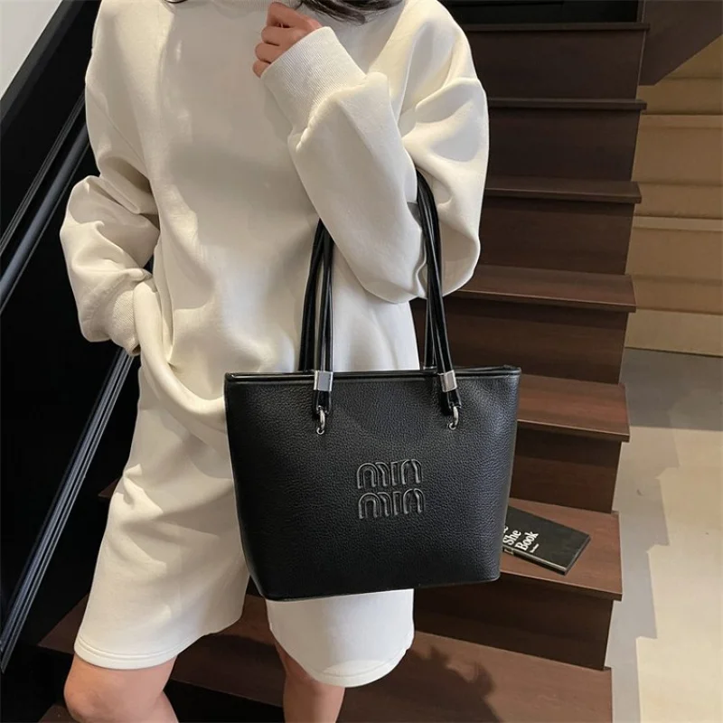 

Graceful Women's Messenger Bag With Velvet Leather Classic Skopje Neat Lightweight Commuter Daily Design​