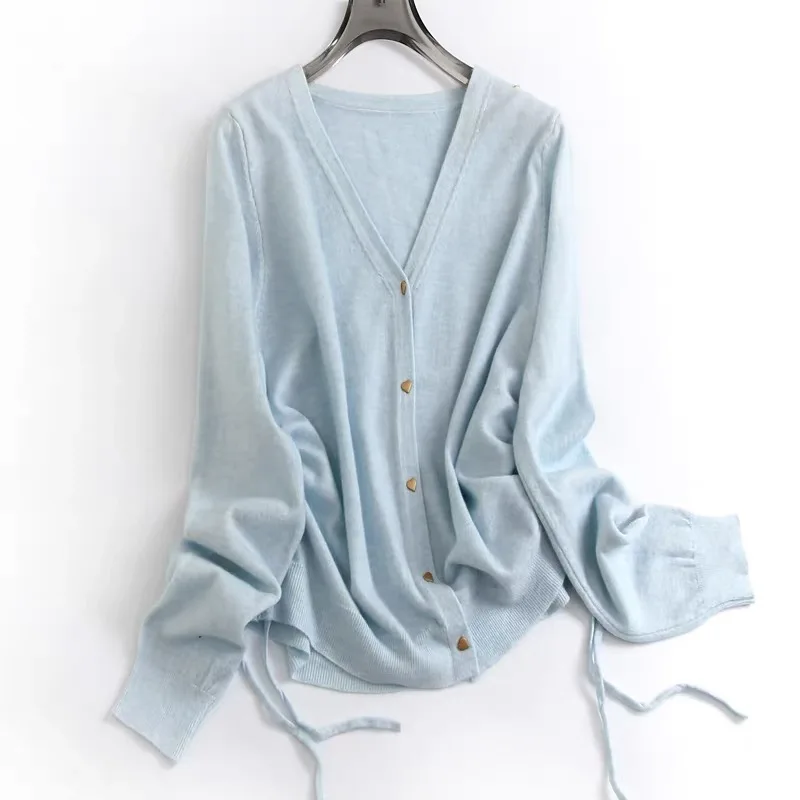 E134 Blusa de verano fina de seda helada con fruncido lateral, botones dulces, manga larga, protección solar, prenda exterior holgada para mujer