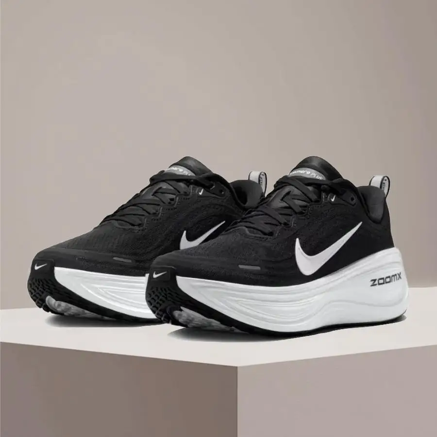 

Женские стильные и универсальные кроссовки Nike VOMERO PLUS для тренировок и бега, с амортизацией, удобные, нескользящие, прочные HV8154-002