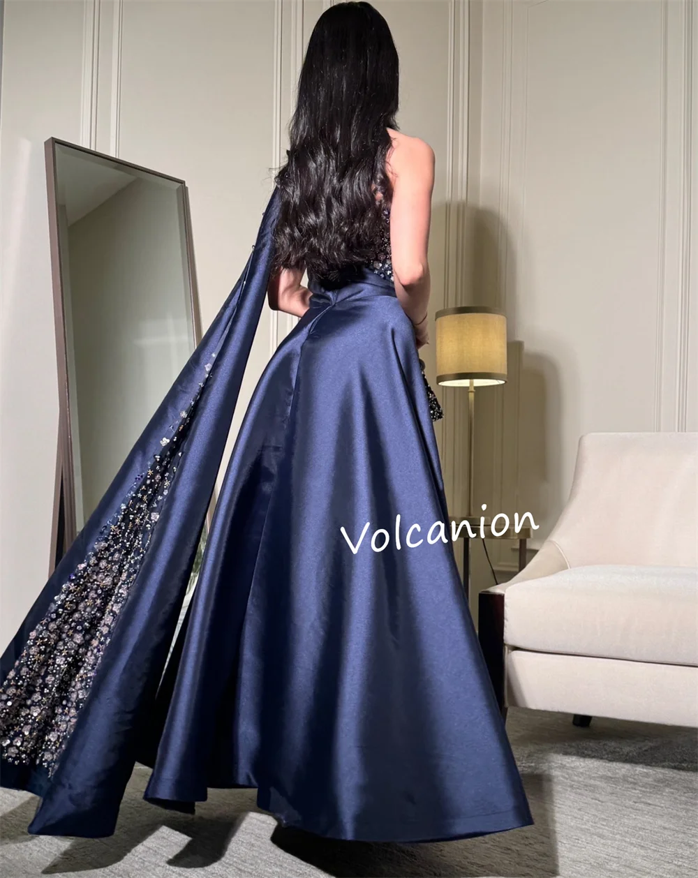 تخصيص Charmeuse مطرزة الديكور ألف خط واحد الكتف فساتين متوسطة الطول مناسبة مخصصة مساء رسمي رائعة البريق