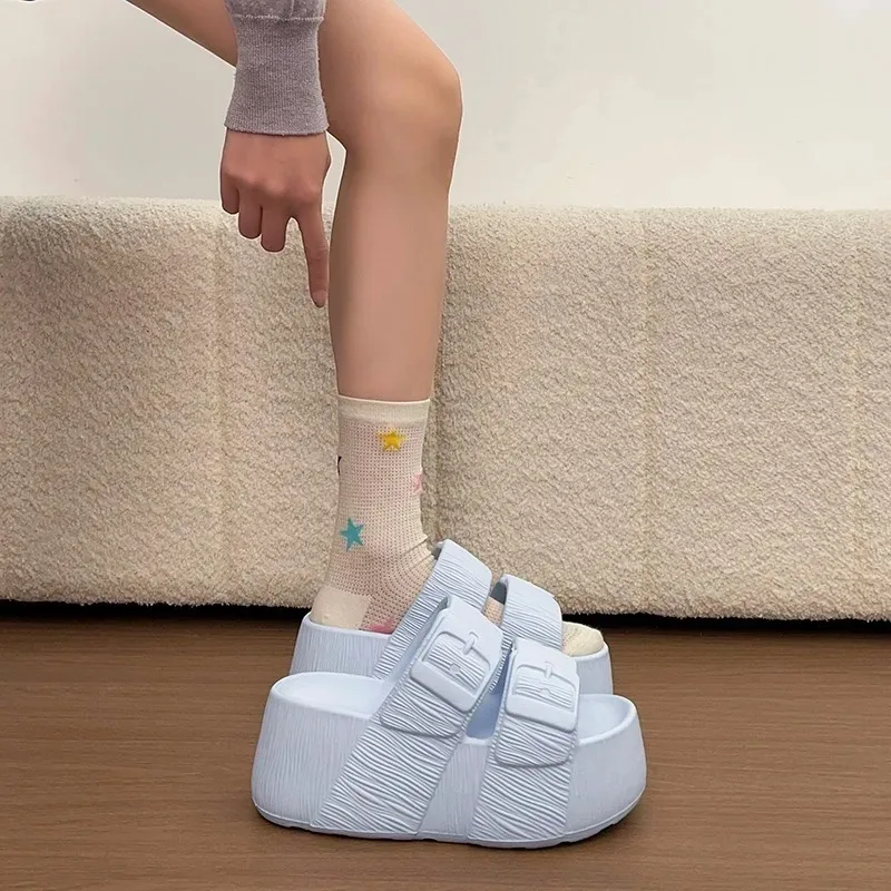 2026 Neue Damen Sommer Plateau-Keilabsatz-Slipper mit dicker EVA-Sohle, verstellbarer Schnalle, offener Zehenpartie, bequeme Outdoor-Freizeit-Slides – Detail 4