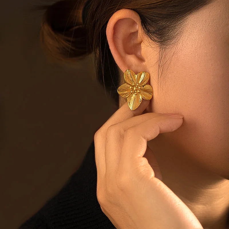 Vintage Metal Flower Shape Stud Earrings Gold Plated Boho Stainless Steel Flower Drop Earrings for Women Girls Jewelry Gift
