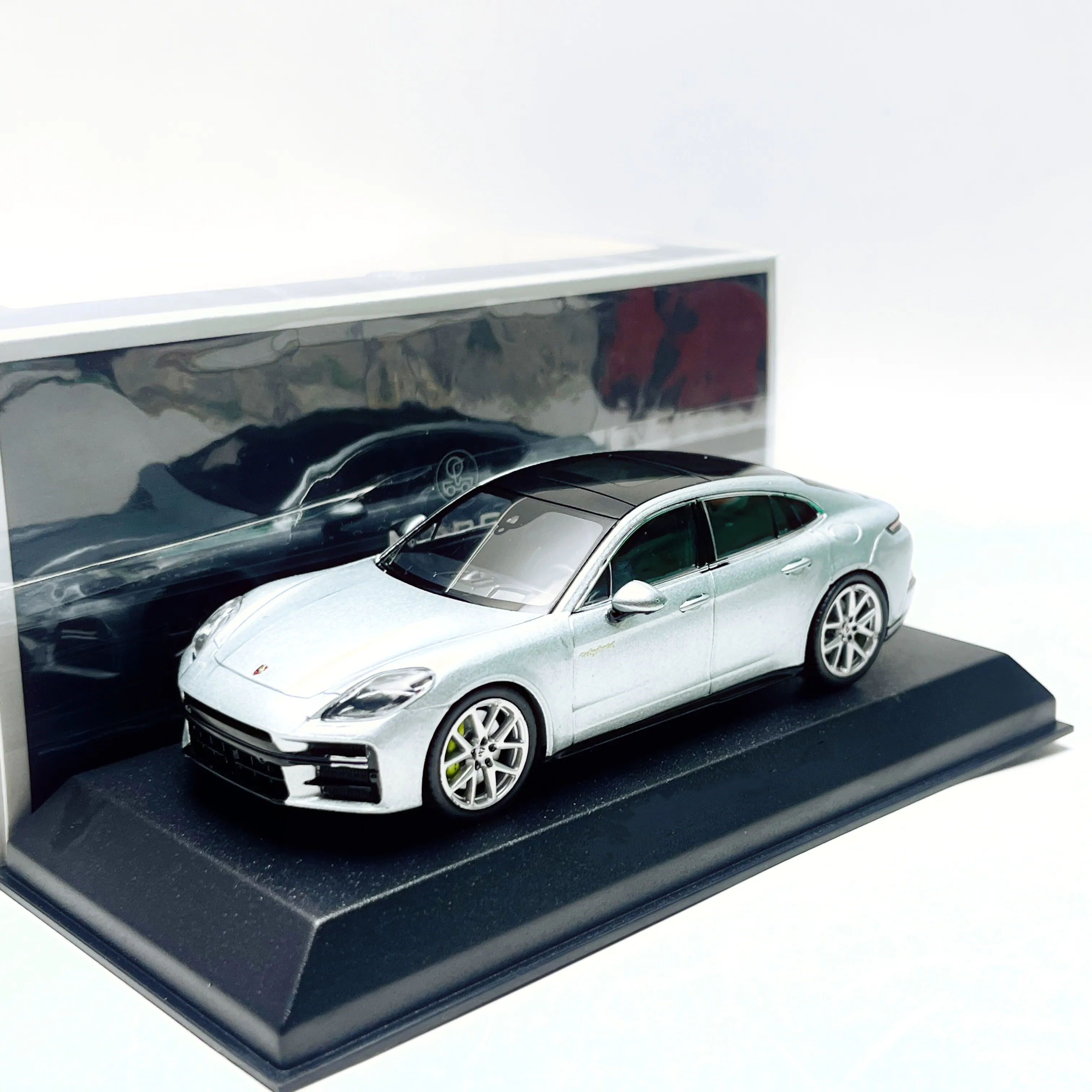 Modelo de Auto de Aleación Porsche Panamera G3 a Escala 1/43 de Flaws Diecast NOREV