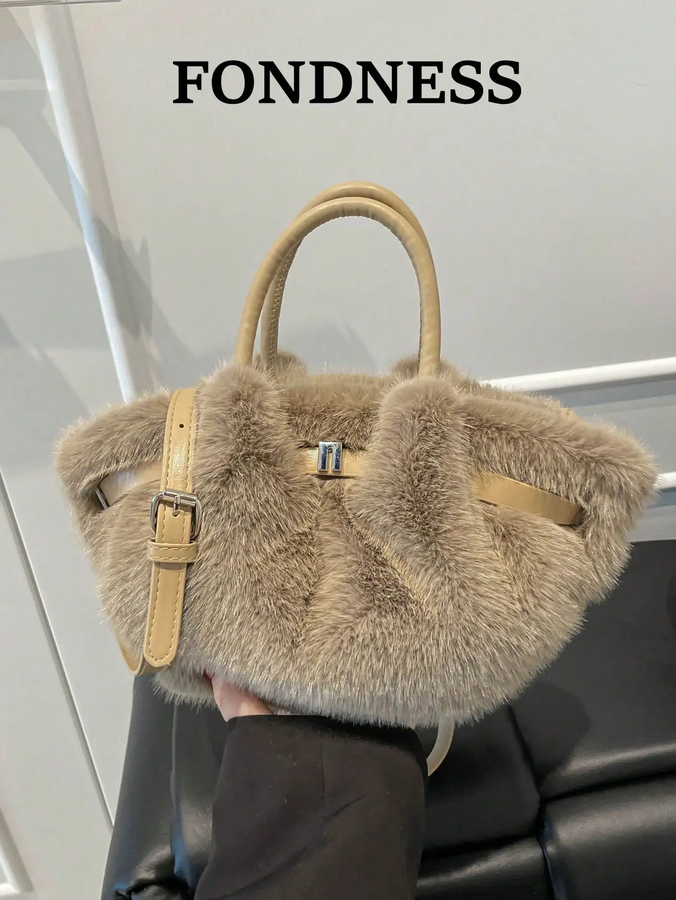 

Сумка с ручкой из искусственного меха, кожаной отделкой и декоративной пряжкой