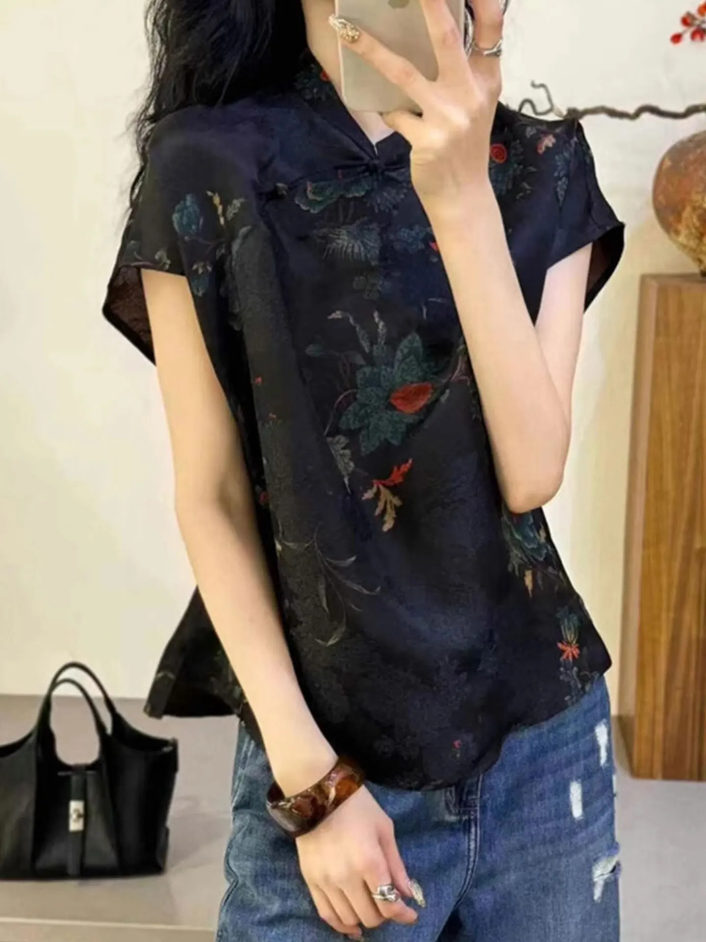 

Новая китайская шелковая блузка с коротким рукавом для женщин, модный атласный топ на пуговицах, корейская версия, прямой крой