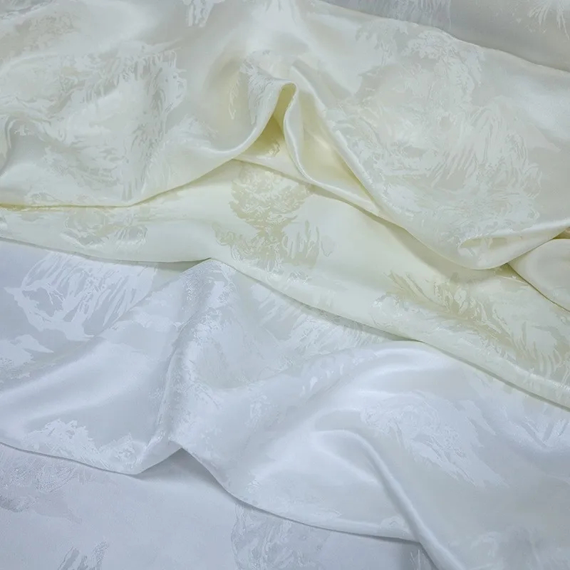 

This is a 135CM wide cheongsam and Hanfu fabric made of blend Sambo satin jacquard silk