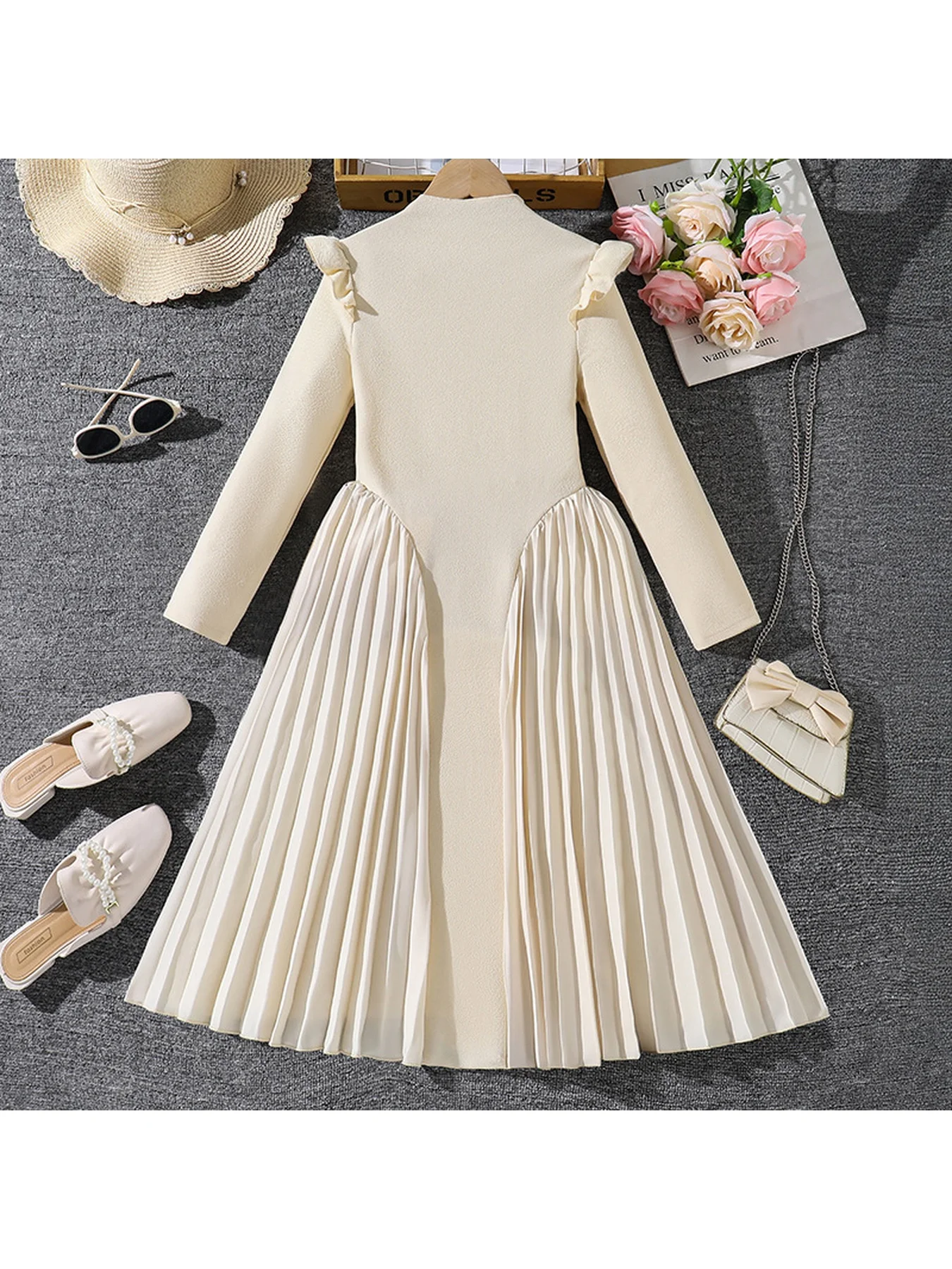Elegantes, modisches Kinderkleid mit Rüschen und Falten, langen Ärmeln, einfarbig, Rundhalsausschnitt, mittellanger Rock für Kinderbekleidung. – Detail 4