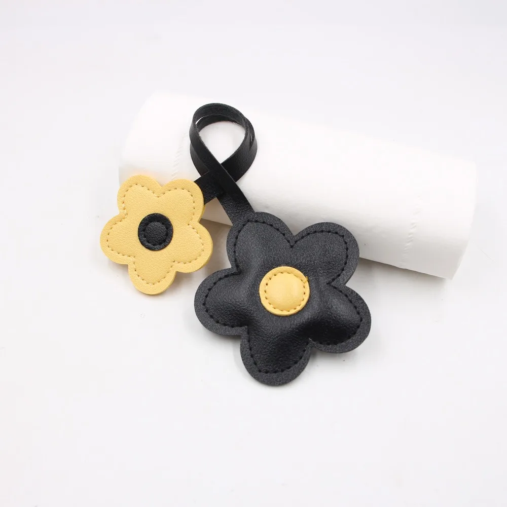 

PU Leather Sunflower Bag Pendant Car Keyring Contrasting Five Petal Flower Keychain Fashion Cartoon Bag Pendant Bag Ornament