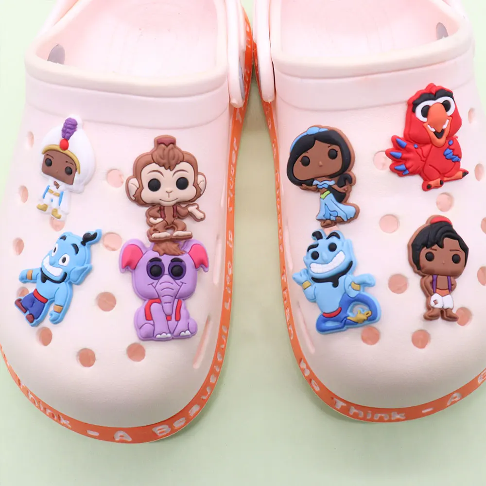 Vendita singola 1 pz ciondoli per scarpe Disney Princess Jasmine Aladdin Slipper accessori scarpe in PVC ornamento per bambini regalo X-max fai da te