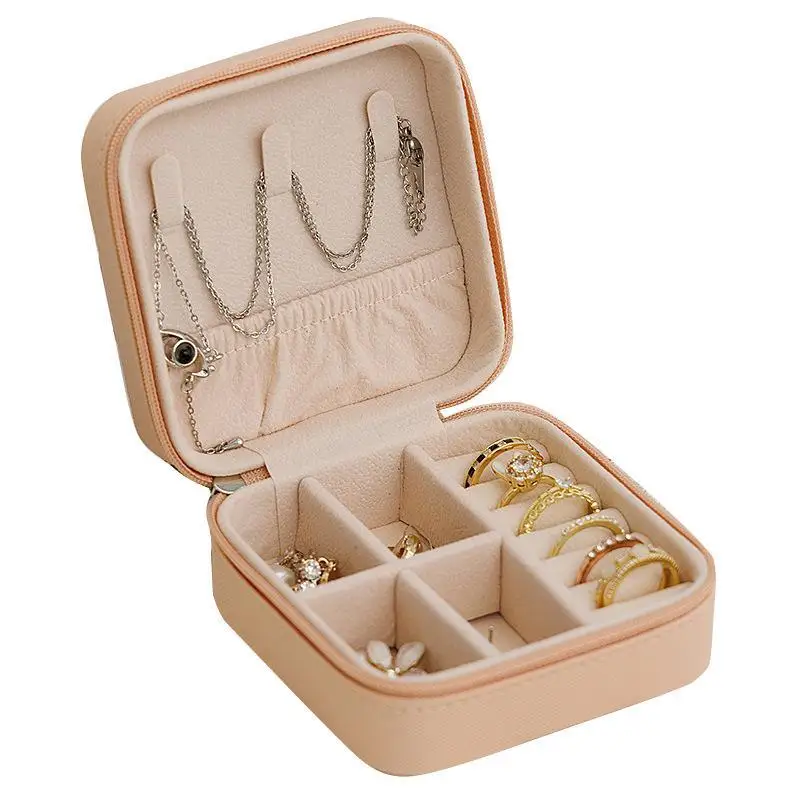 Tragbare Schmuckaufbewahrungsbox aus PU-Leder mit mehreren Fächern und weichem Innenfutter, ideal für Reisen und den täglichen Gebrauch, zum Aufbewahren von Ringen, Ohrringen und Halsketten. – Detail 4