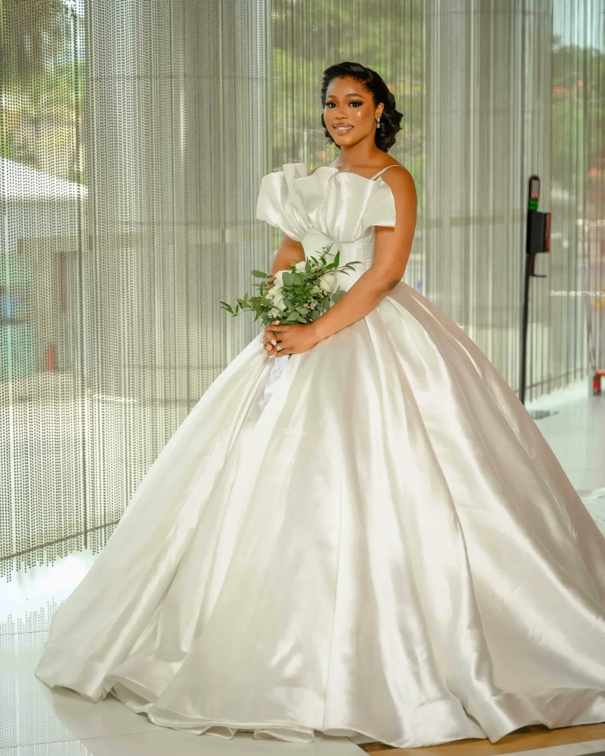 Abiti da sposa classici personalizzati con spalline senza spalline Abiti da sposa con strascico da cattedrale Abiti da sposa senza spalline con volant in raso Robe De Mariée