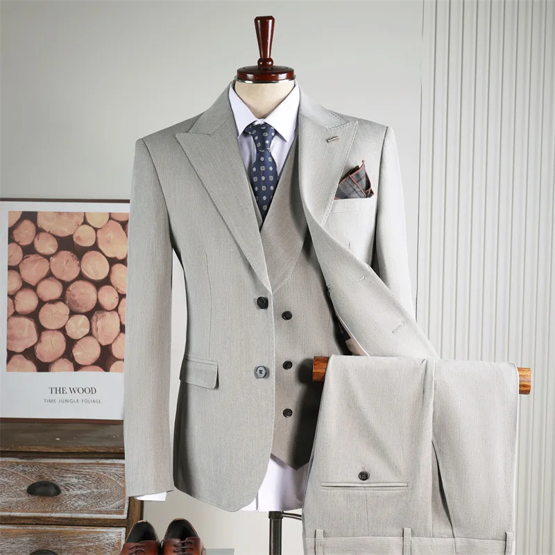 

Мужской деловой костюм-тройка: пиджак с отложным воротником и длинными рукавами, двубортный жилет с V-образным вырезом, брюки прямого кроя