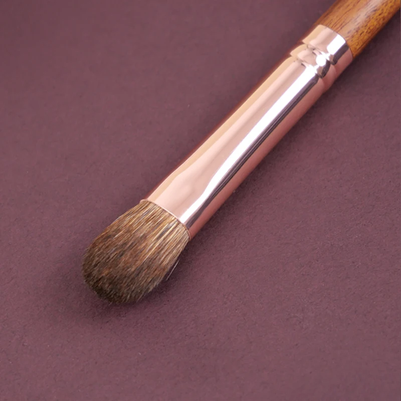 Wysokiej klasy pędzel do makijażu ze włosia zwierzęcego; delikatny w dotyku, naturalny uchwyt z litego drewna; do użytku pod oczy.