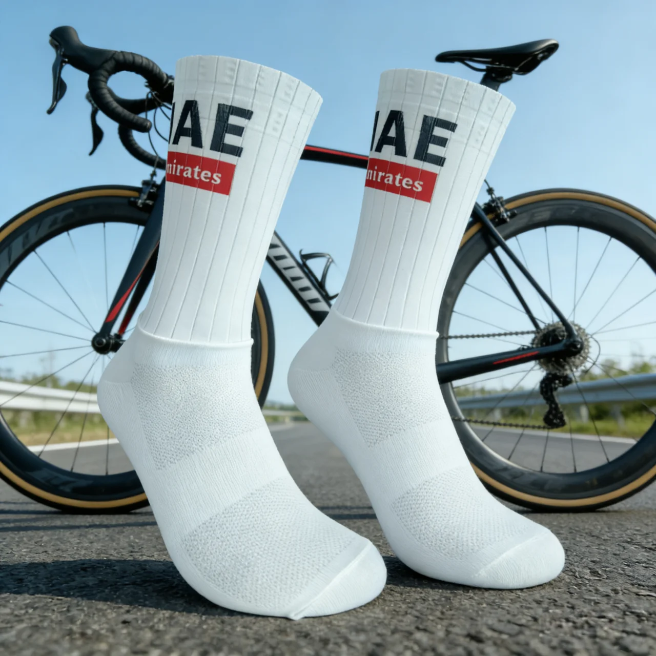 

Новые профессиональные велосипедные носки Pro Aero UAE Aero с противоскользящим силиконовым покрытием для мужчин и женщин, для велоспорта, бега и велосипедных прогулок.