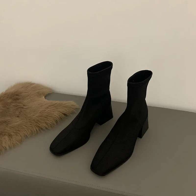 Botas de dedo quadrado estilo coreano para mulheres, sapatos femininos, confortáveis e versáteis, botas nuas femininas, marca elegante, outono, 2024