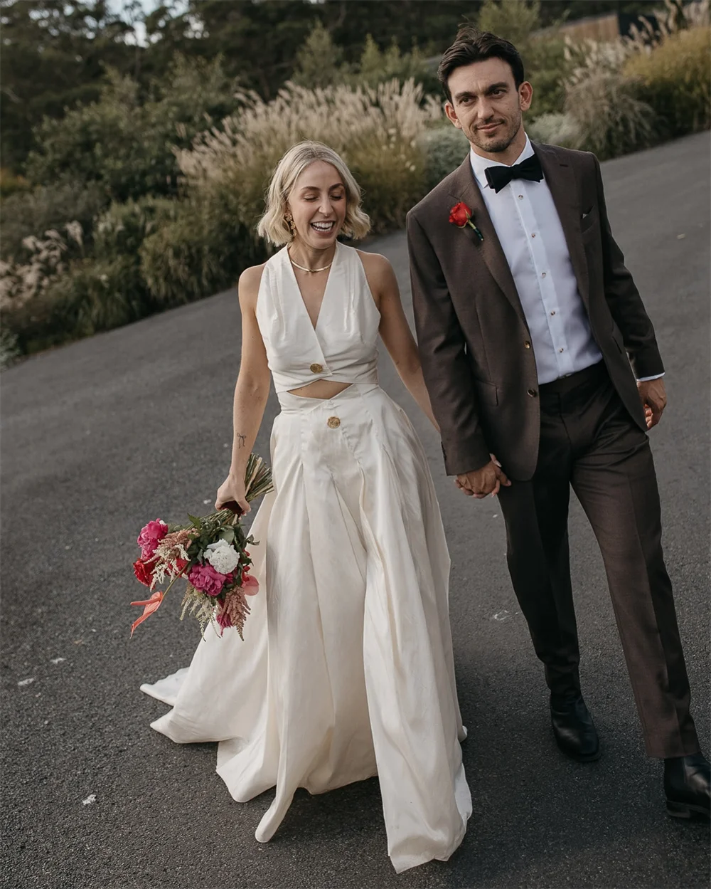 Tokyo Maßgeschneiderte weiße Brautkleider mit V-Ausschnitt, ärmellose Hofschleppe-Brautkleider 2025, elegante A-Linien-Hochzeitskleider mit Reißverschluss hinten