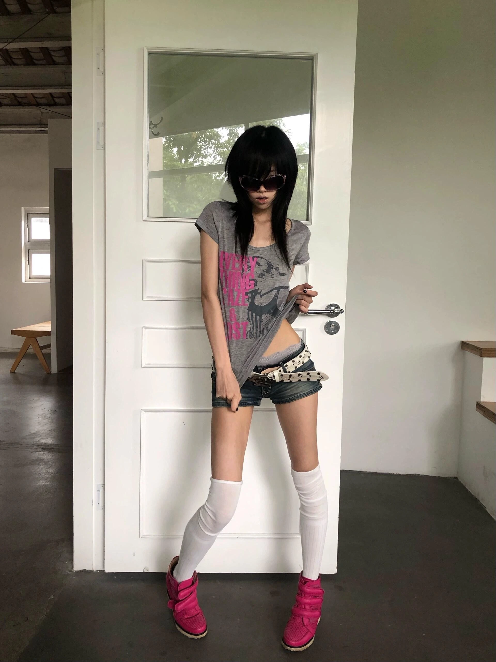 Karrcat Trashy Y2k T-Shirt mit Buchstabendruck, Grunge-Ästhetik, Kurzarm-Porträt-Oberteil, Vintage Punk Streetwear, Amerikanischer Retro-Look der 90er Jahre – Detail 7