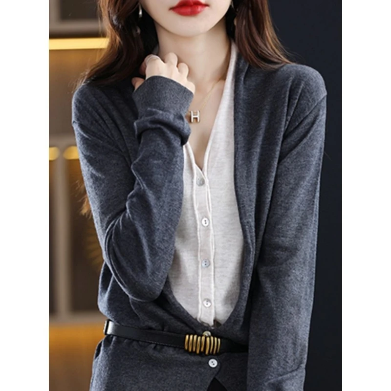 

V-neck Fake Two-piece Color Blocked Long Sleeved Top Autumn New Item Niche Versatile Korean Version Knitted Cardigan