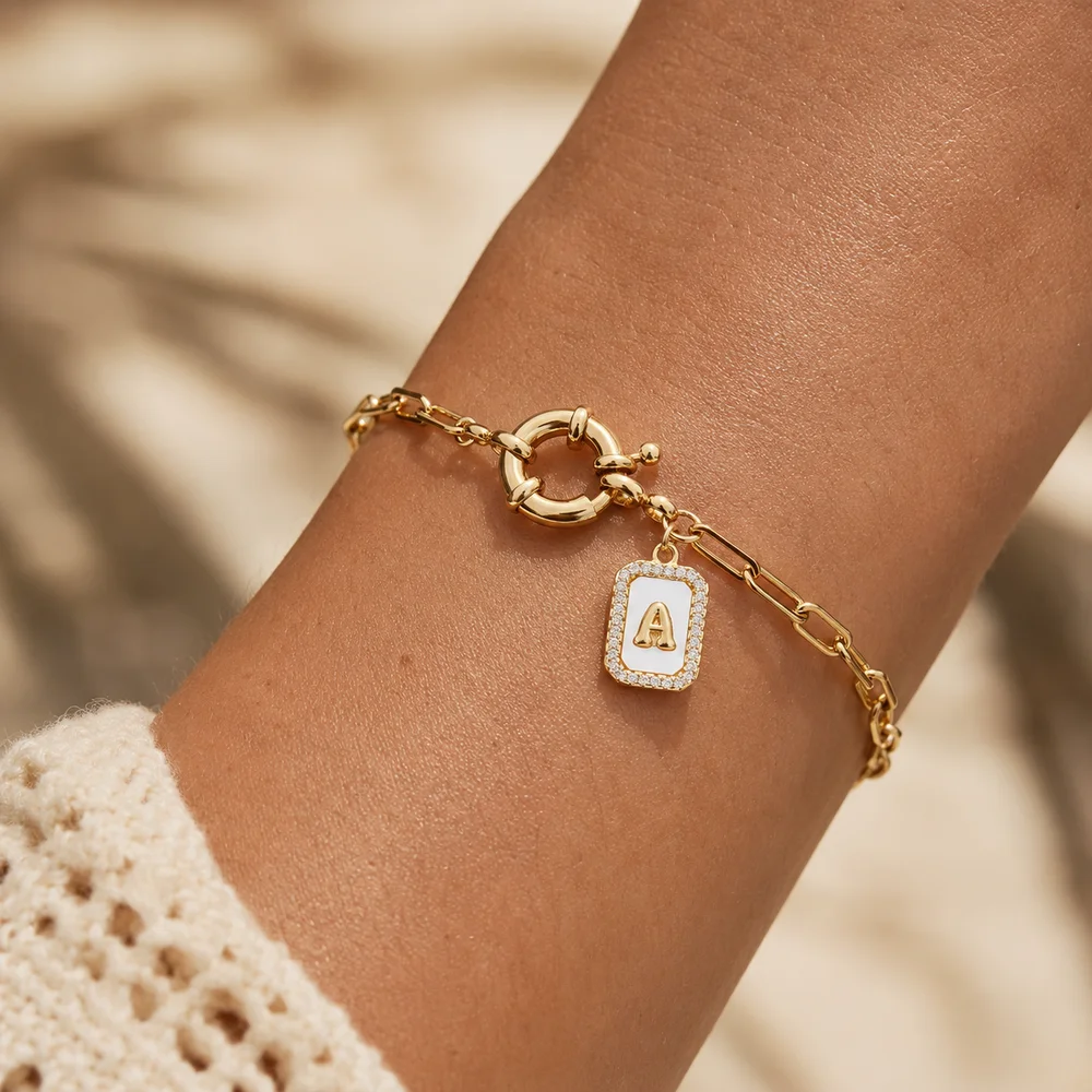 Initial-Charm-Buchstaben-Paperclip-Kettenarmband, vergoldet, für Damen und Herren, mit Knebelverschluss und Zirkonia-Anhänger, für Feiertage und Partys – Detail 1