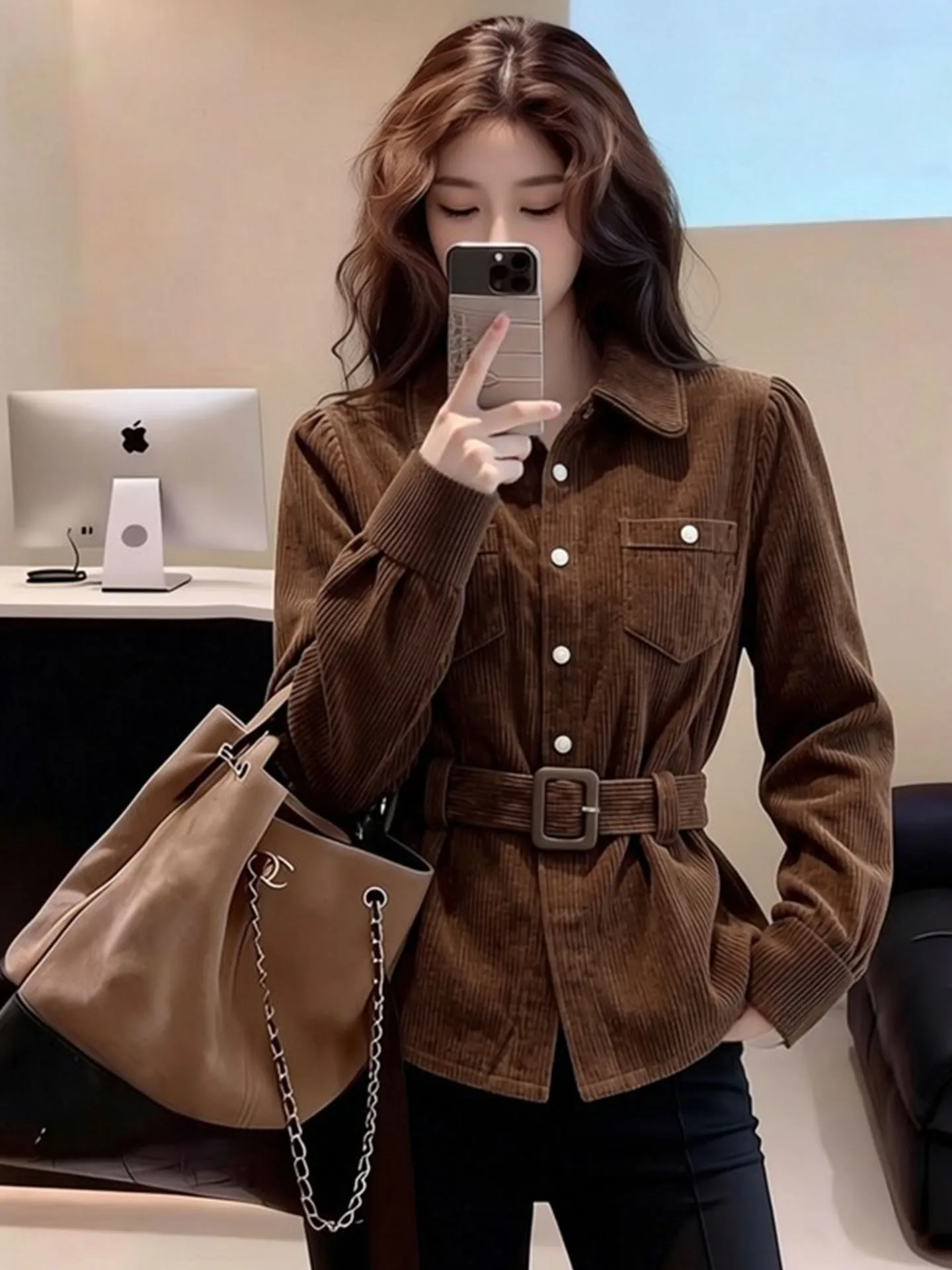 

Ретро-коричневая женская блузка с воротником и длинным рукавом, подчеркивающая талию, весна 2026, новинка, премиум-класс, для офиса, элегантная