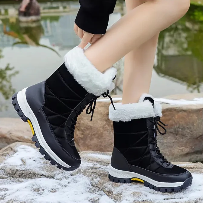 Sepatu bot pendek wanita, Sneaker musim dingin katun hangat anti Slip, salju luar ruangan nyaman