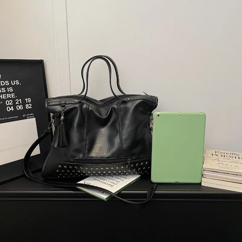 Damen-Handtasche mit Nieten- und Quastenverzierung, Weiche PU-Leder Schultertasche, Große Umhängetasche für den Alltag – Detail 13