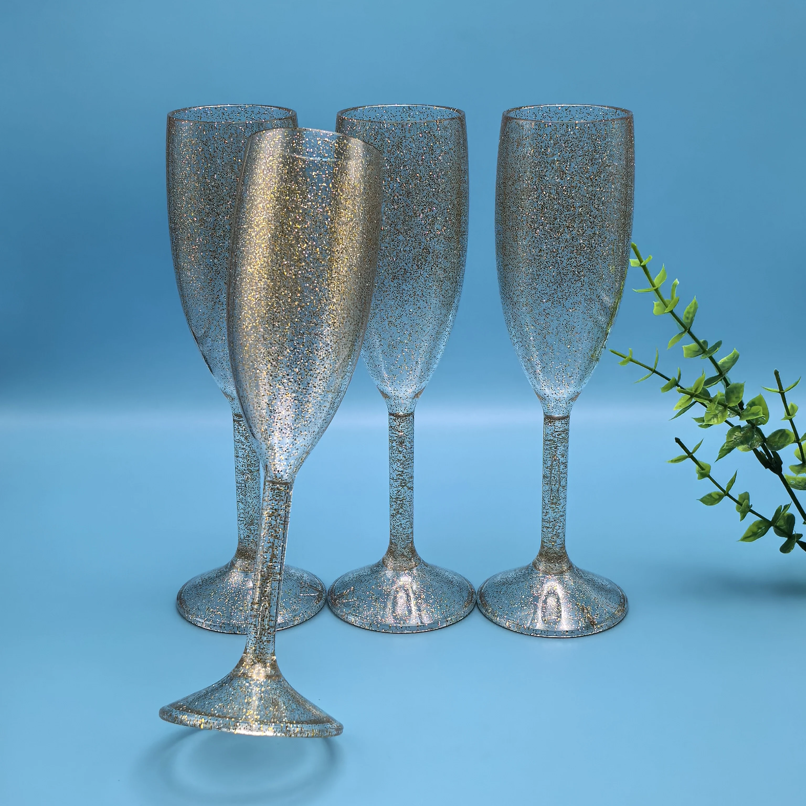 Элегантные сверкающие золотые флейты для шампанского, бокалы-флейты, на подкладке, с высокими бокалами для вина.