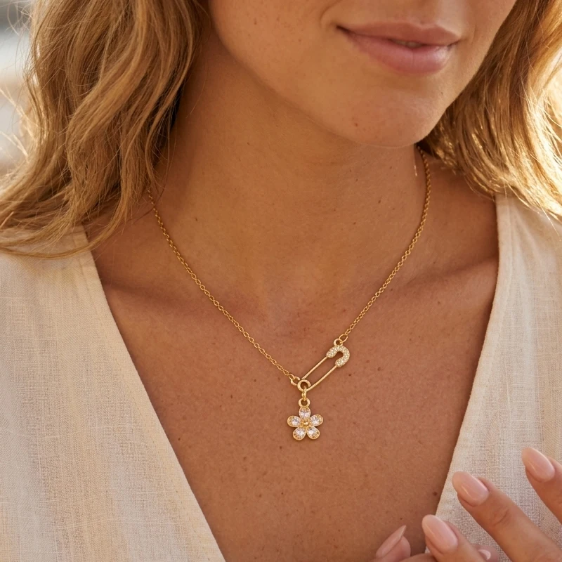 Zierliche Blumen-Halskette, Vergoldetes Kupfer mit Zirkonia-Besatz, Niedliche Blüten-Sicherheitsnadel, Hypoallergener Schmuck