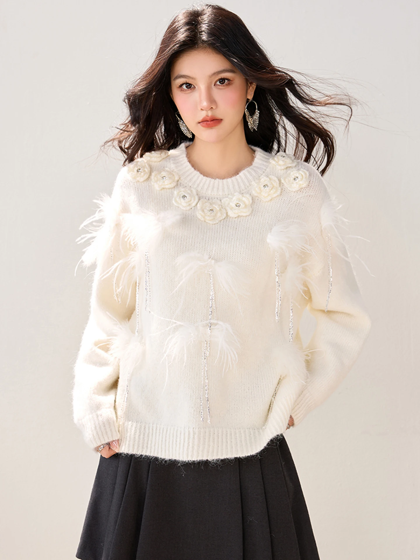 2025 Maglione invernale con perline per unghie con piume Maglione lavorato a maglia a maniche lunghe con cappuccio dolce e temperamento del vento delicato da donna